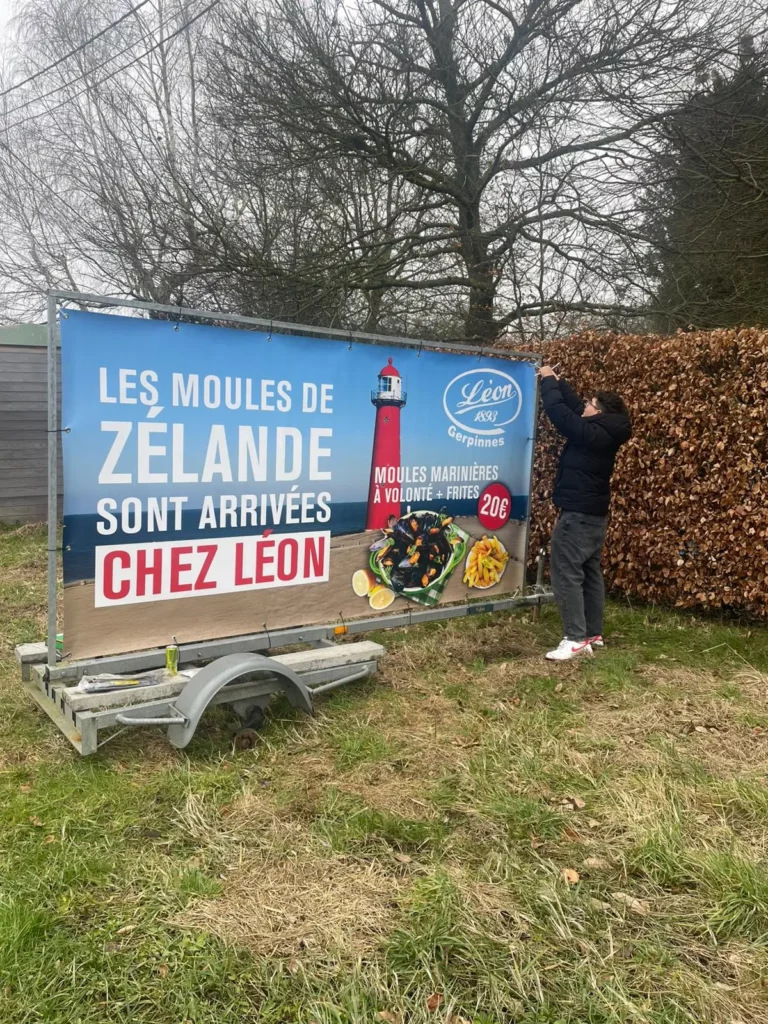 Affiche promotionnelle en ville