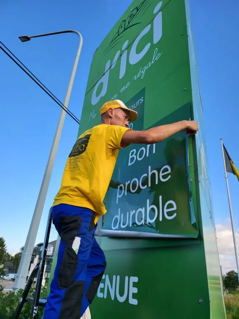 Pose d'une vitrophanie sur panneau
