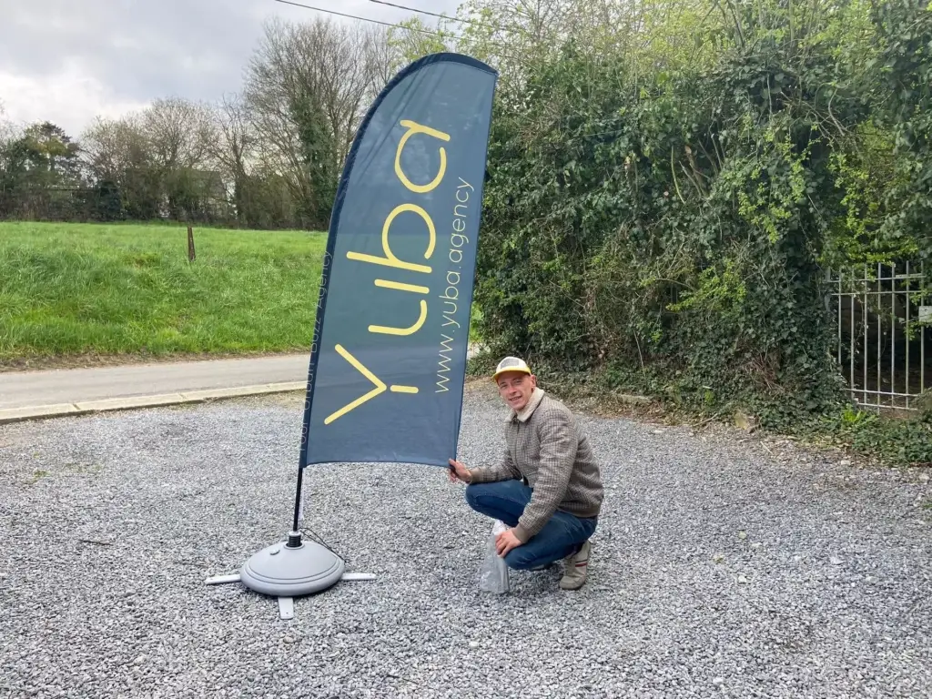 Drapeau publicitaire Yuba pour promouvoir l'agence