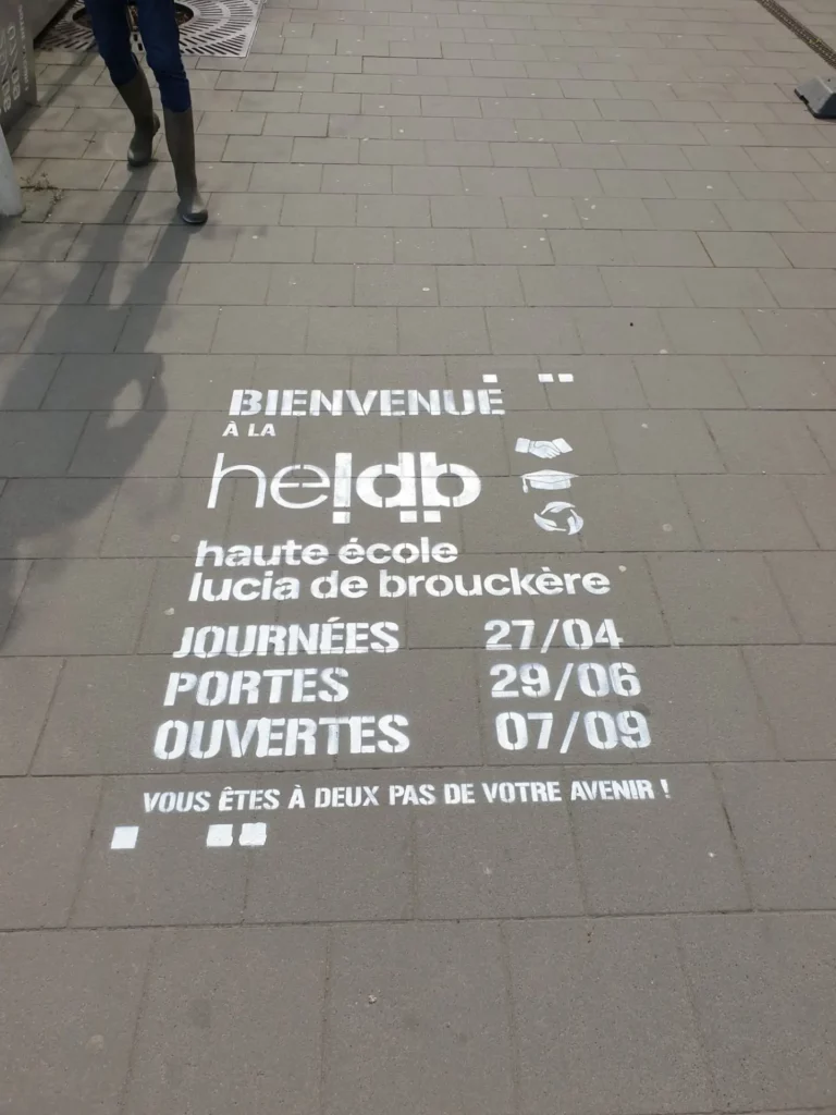 Texte au sol pour indiquer un événement