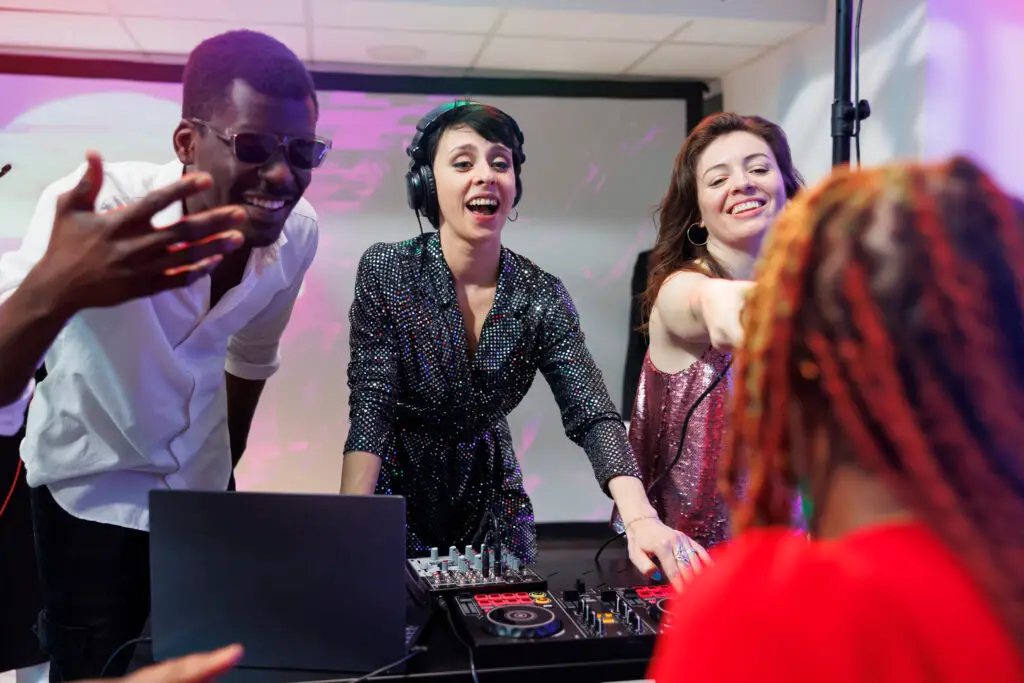 Fête avec DJ et ambiance engageante