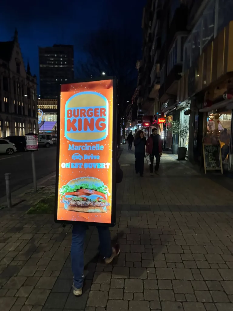 affiche lumineuse en pleine rue