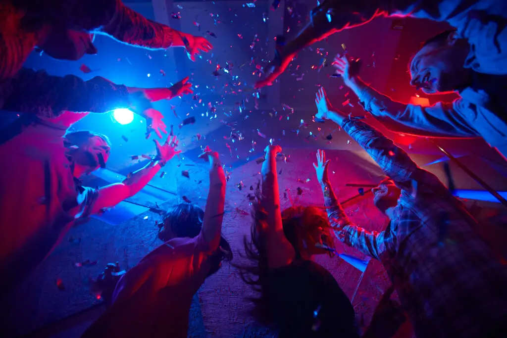 fête avec confettis et lumières colorées