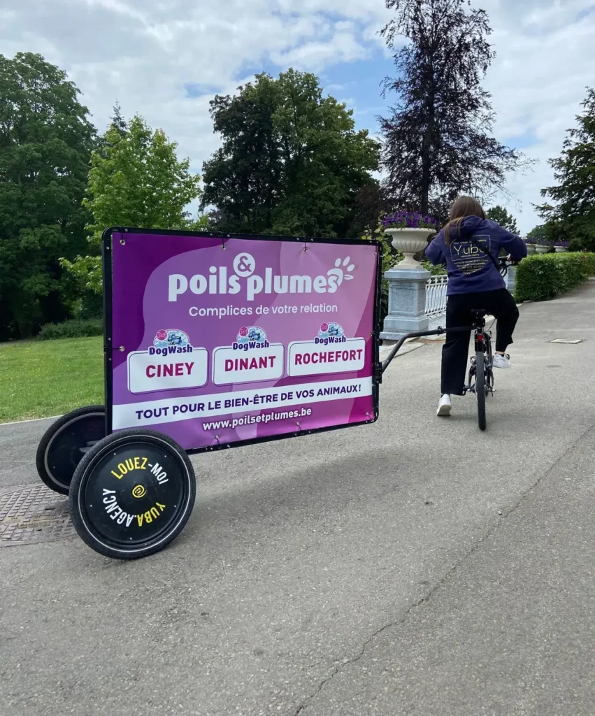 Vélo publicitaire avec panneau