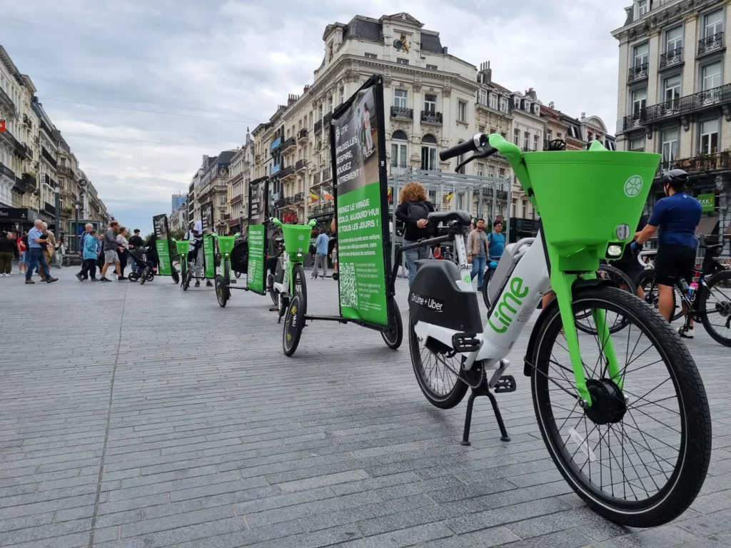 Vélo publicitaire avec remorque accrocheuse