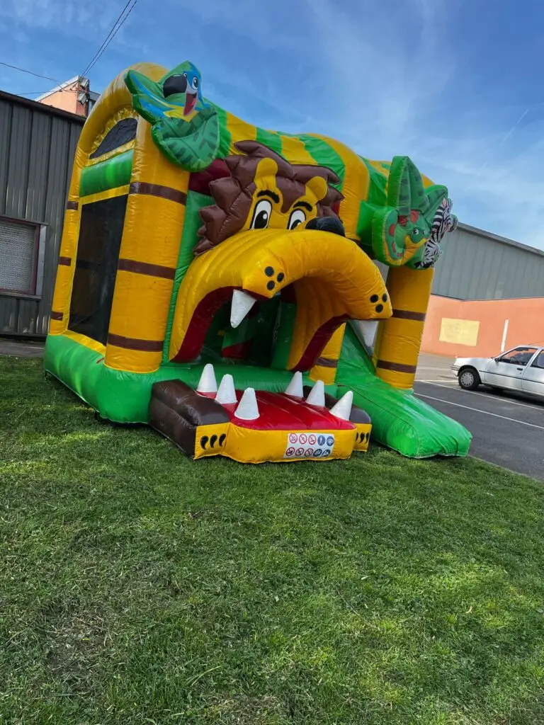 Château gonflable en forme d'animal coloré, idéal pour enfants