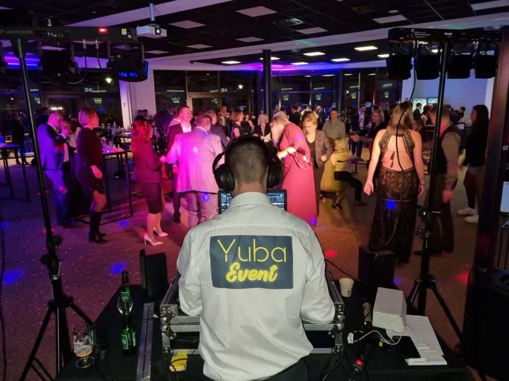Animation d'événement avec DJ en action dans une salle