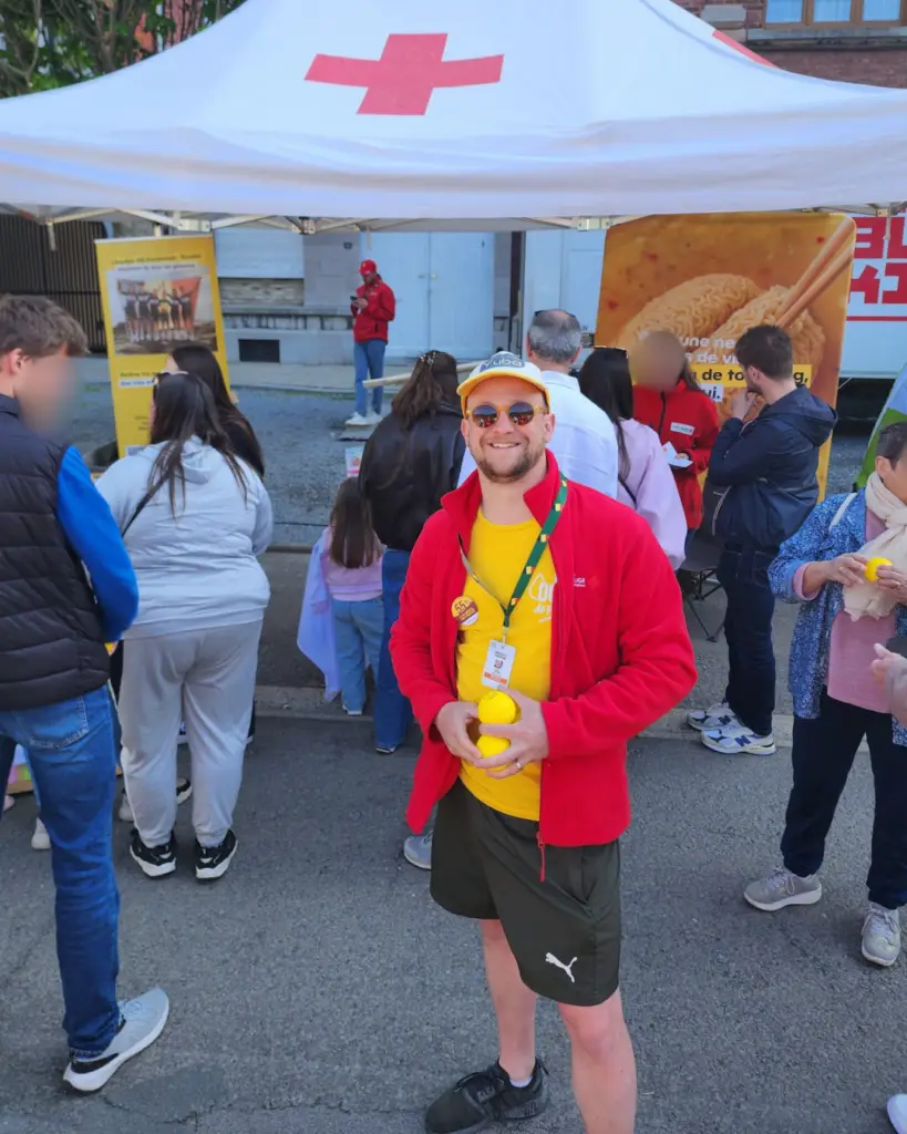 Quand le marketing urbain aide la Croix-Rouge à sauver des vies 1 stand de la croix-rouge à Liège-Bastogne-Liège