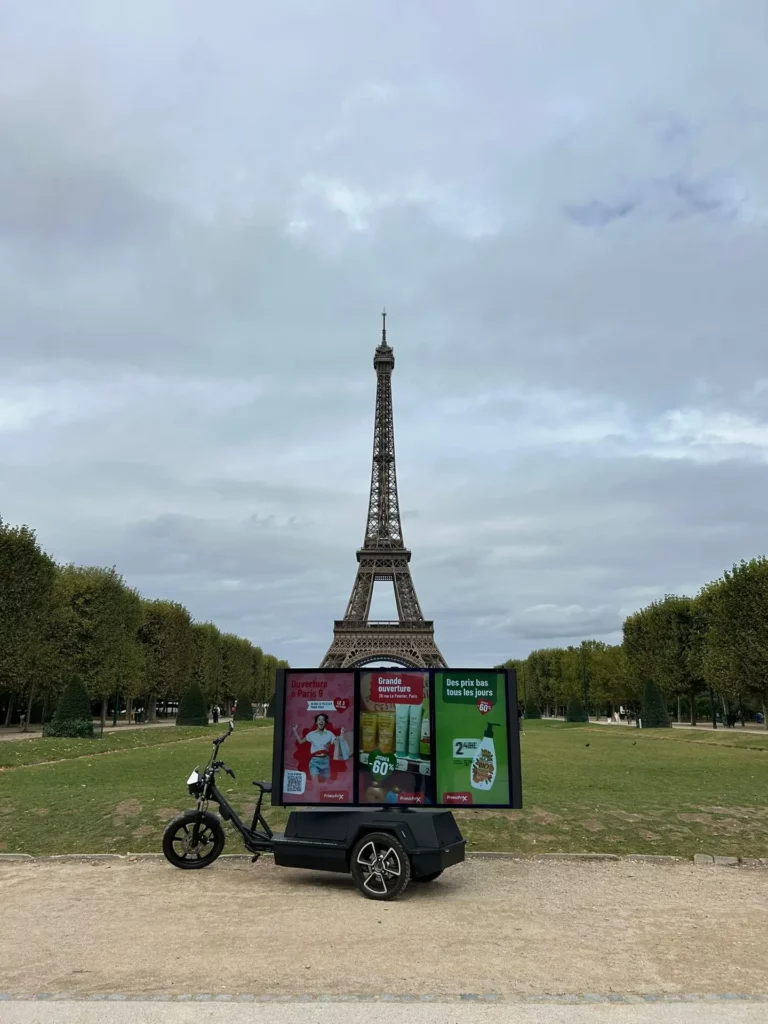 Accueil 64 vélo vidéo devant la tour Eiffel pour l'ouverture de Primaprix