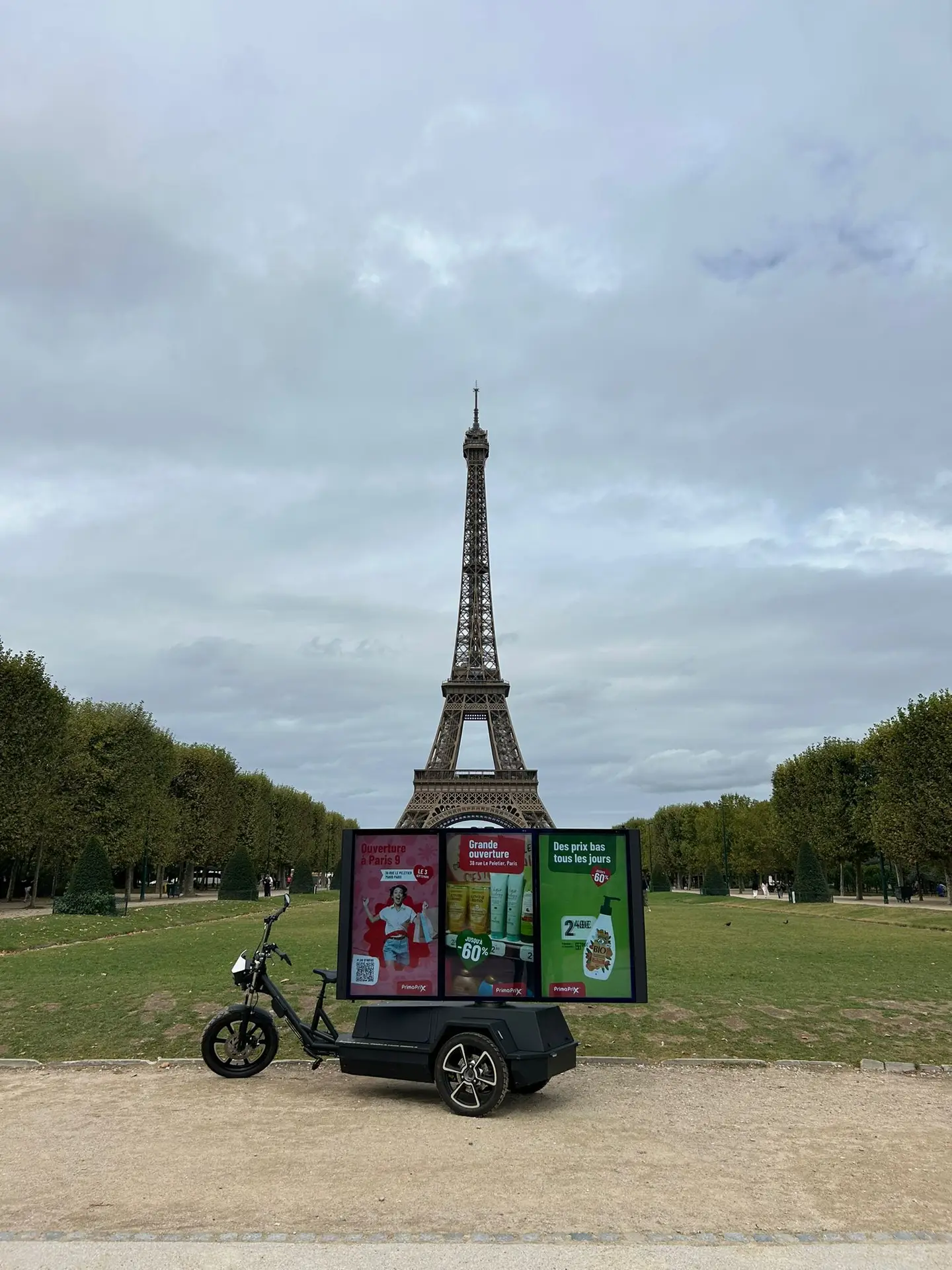 vélo vidéo devant la tour Eiffel pour l'ouverture de Primaprix