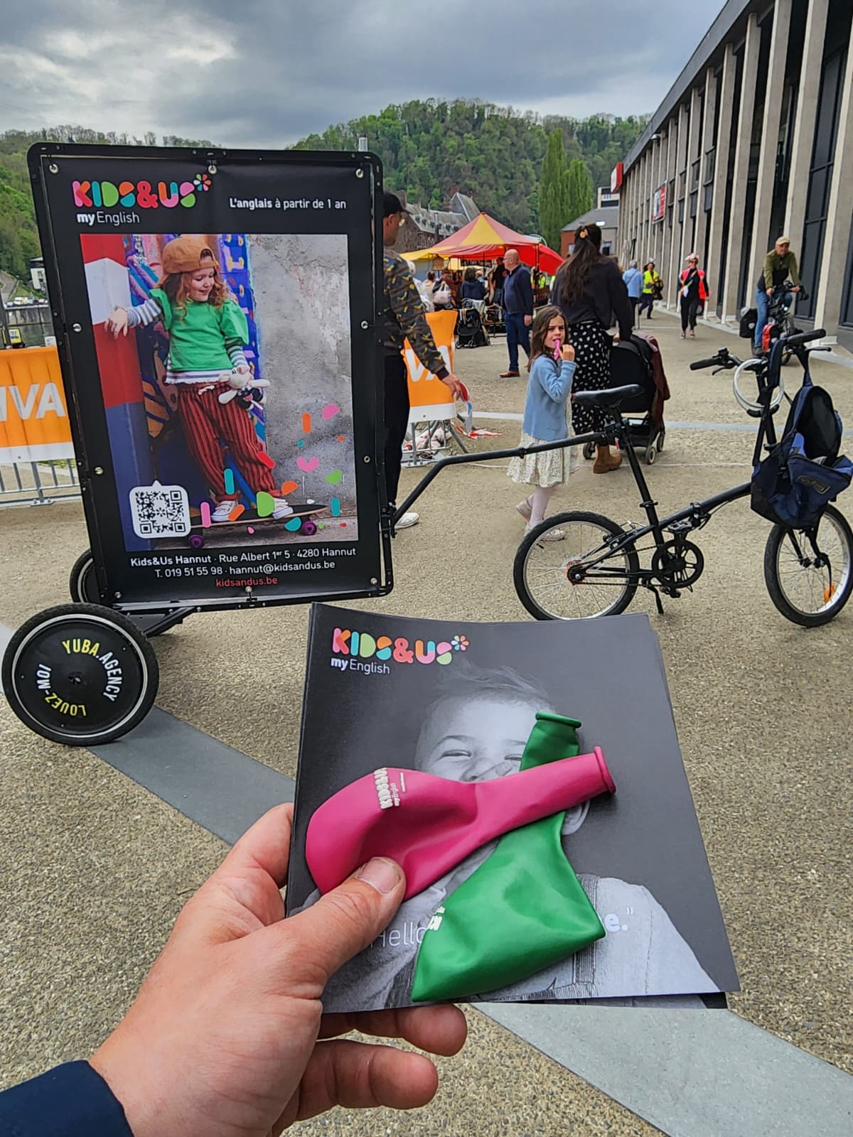 campagne pour kids&us avec le vélo bâche, la distribution de flyers et de ballons
