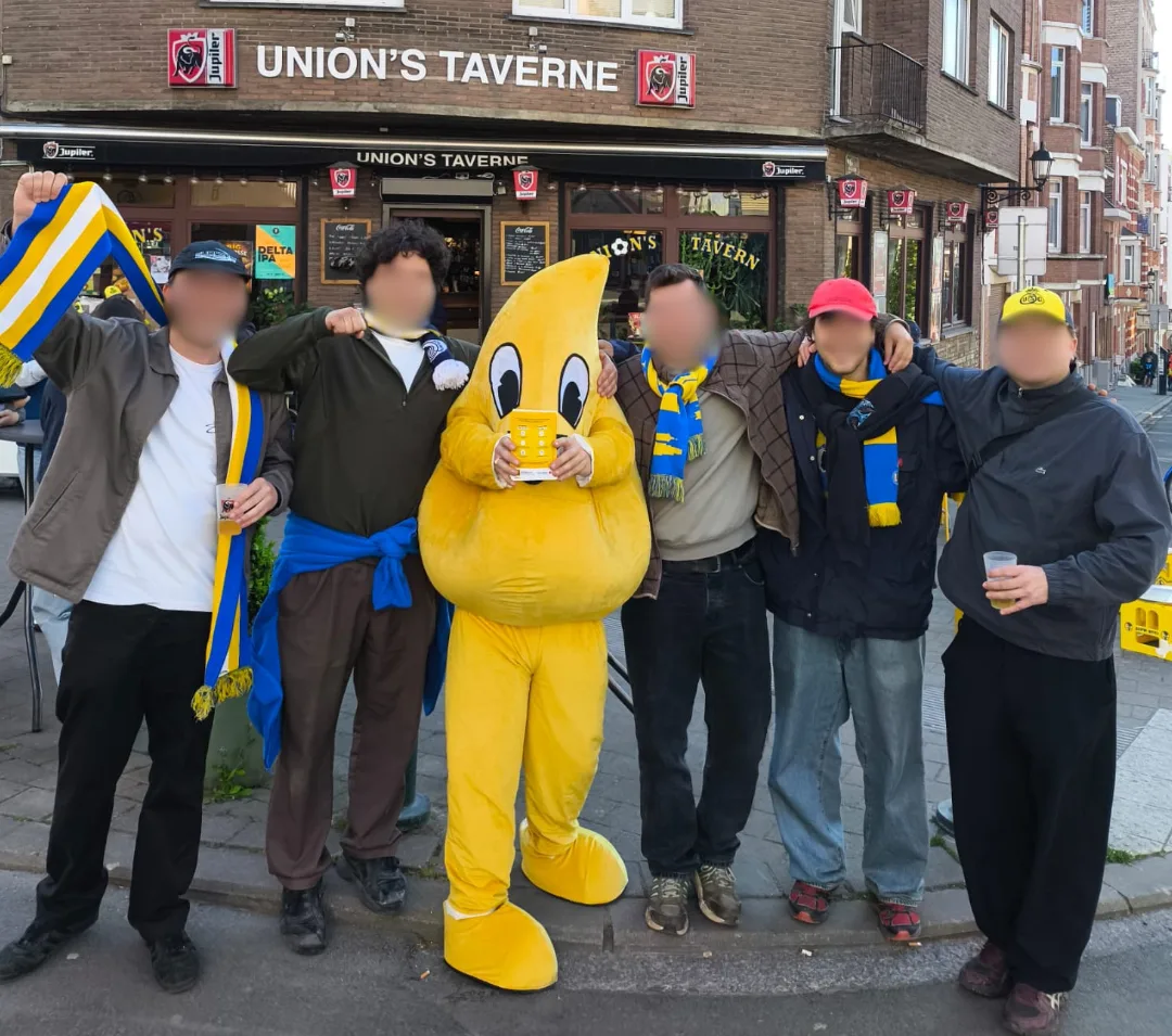 Marketing Urbain : Masotte de la Croix-Rouge au match de l'Unions Saint-Gilloise contre La Gantoise avec des supporters