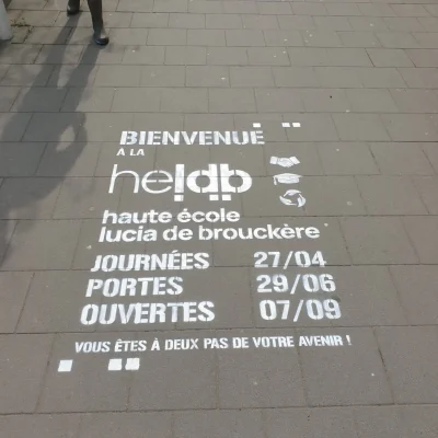 Chalk-tags colorés au sol pour les portes ouvertes de la HELDB