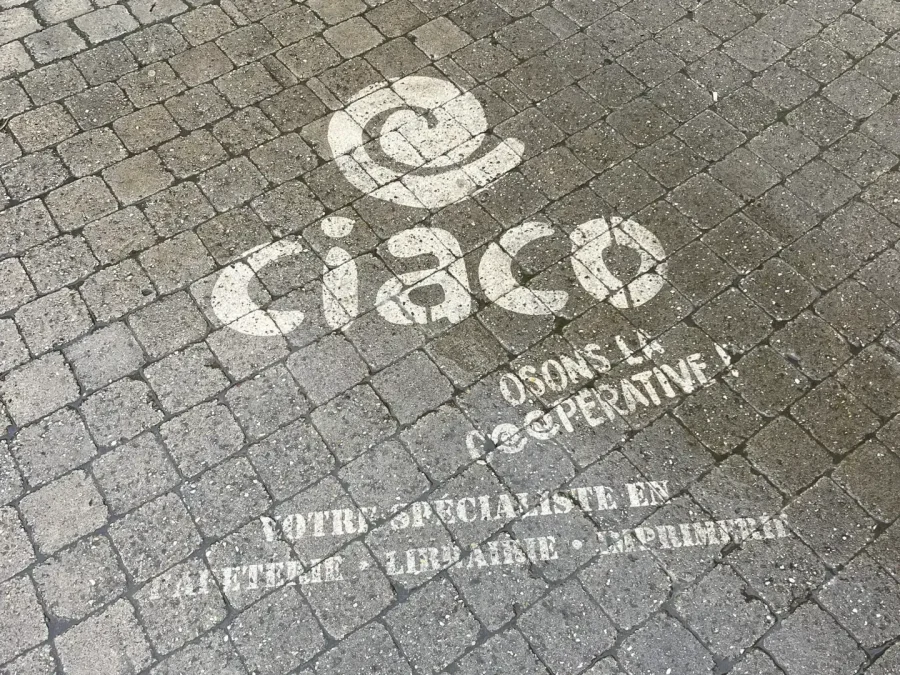 Clean-tag : marquage publicitaire au sol réalisé à l'eau sous pression