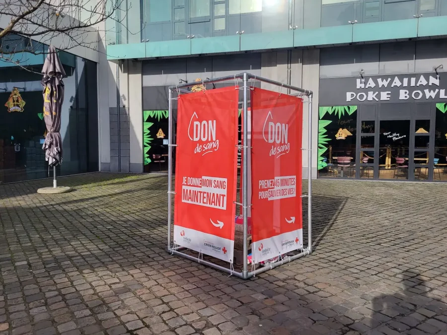 Cube publicitaire quatre faces pour la Croix-Rouge de Belgique