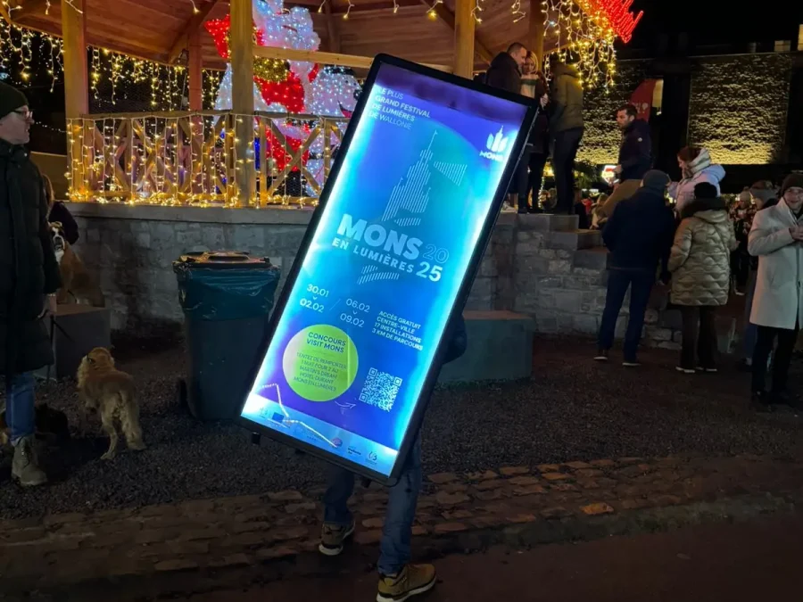 Écran dorsal lumineux Screenbag porté en rue de nuit