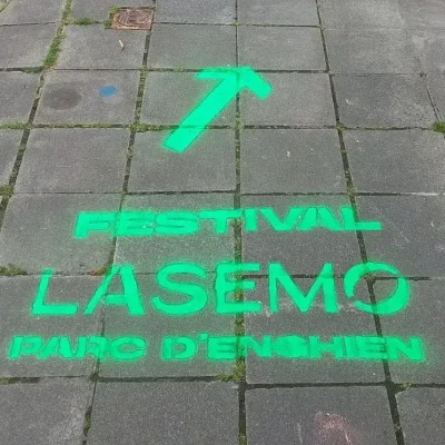 Chalk-tag au sol sur le site du festival LaSemo à Enghien
