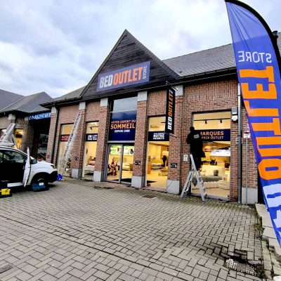 Action de street marketing devant un magasin