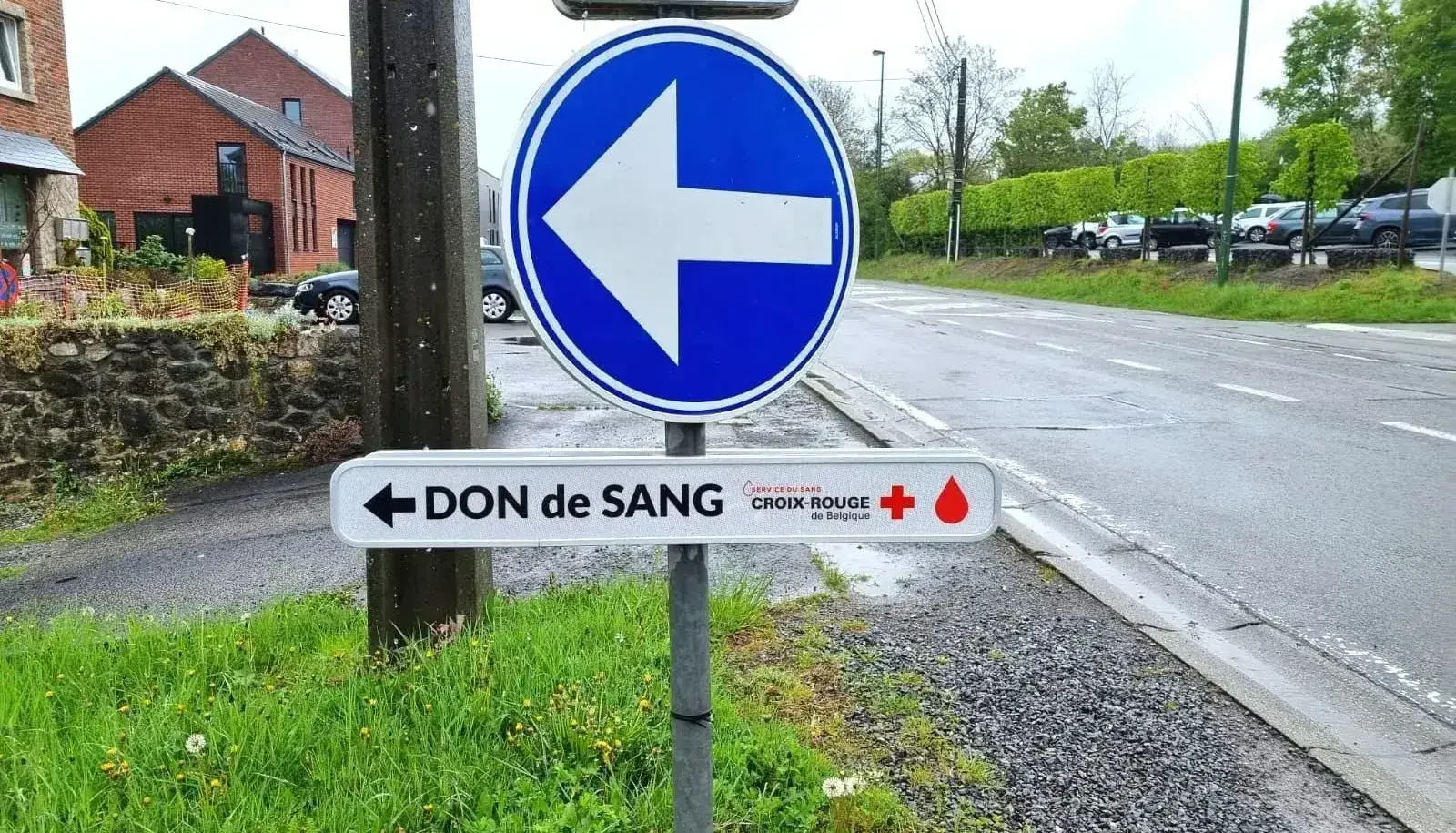 Panneau de direction vers l'hôpital et le centre de don de sang