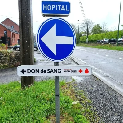 Panneau de direction vers l'hôpital et le centre de don de sang