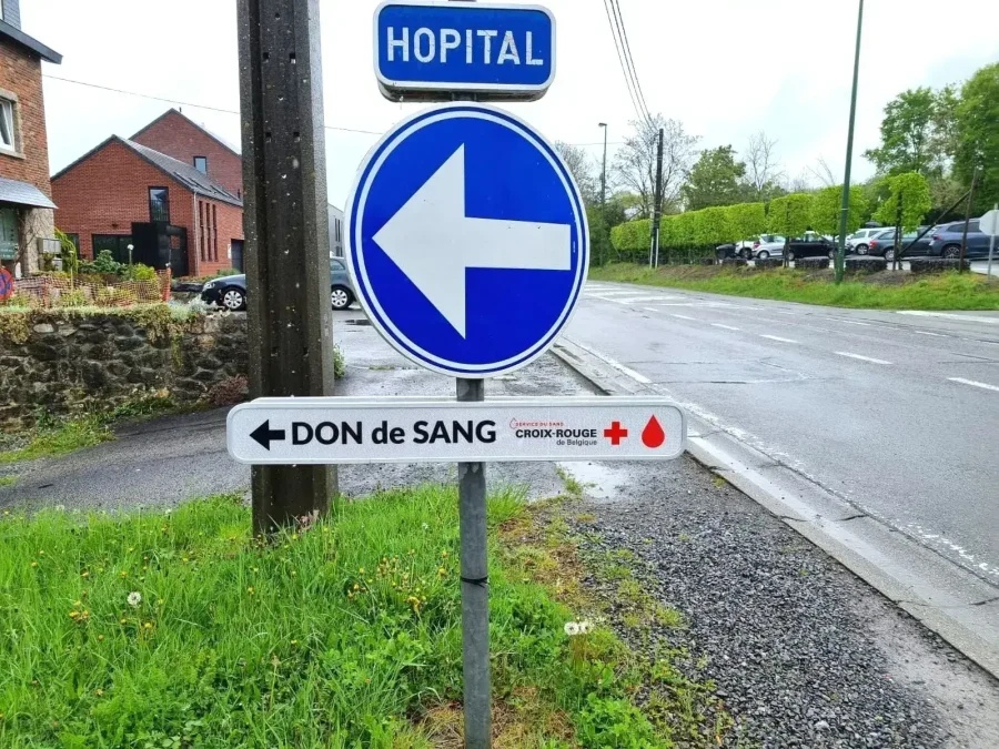 Panneau de direction vers l'hôpital et le centre de don de sang