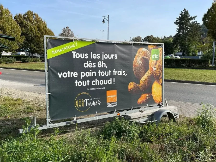 Remorque publicitaire grand format 6 m² en bord de route