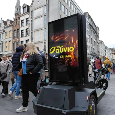 Screenbike en diffusion sur une place publique