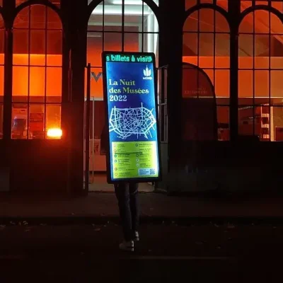Ambassadeurs équipés d'écrans dorsaux pour la Ville de Mons