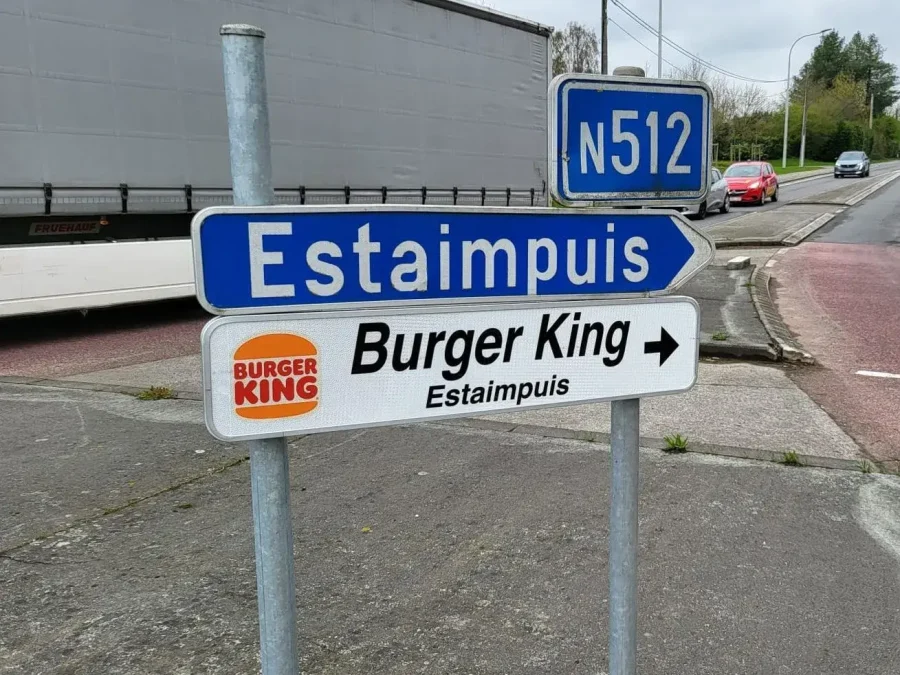 Panneau de signalétique routière Burger King sur poteau existant