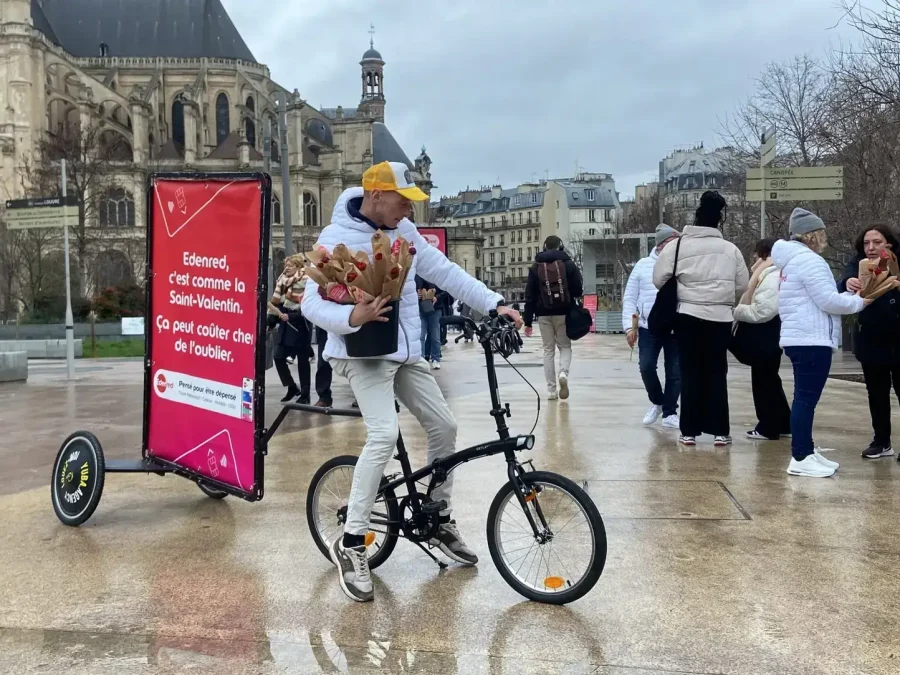 Vélos publicitaires bâchés en campagne pour Edenred