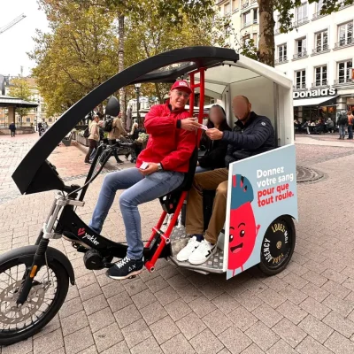 Vélo-taxi publicitaire en action sur Liège-Bastogne-Liège