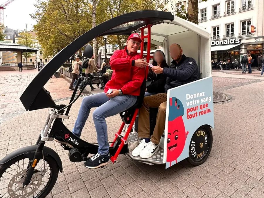 Vélo-taxi publicitaire en action sur Liège-Bastogne-Liège