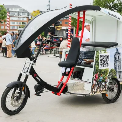 Vélo-taxi publicitaire en campagne pour Visit Wallonia