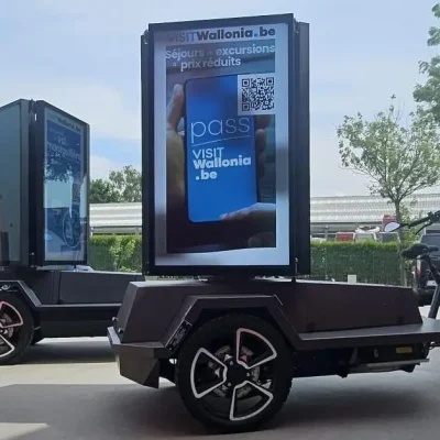 Vélo vidéo Screenbike diffusant une campagne en rue