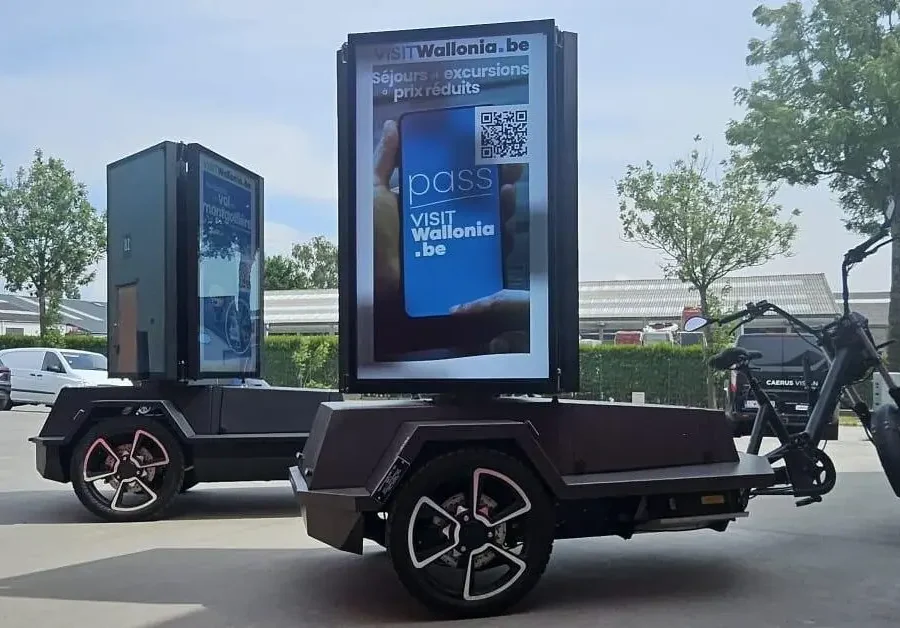 Vélo vidéo Screenbike diffusant une campagne en rue