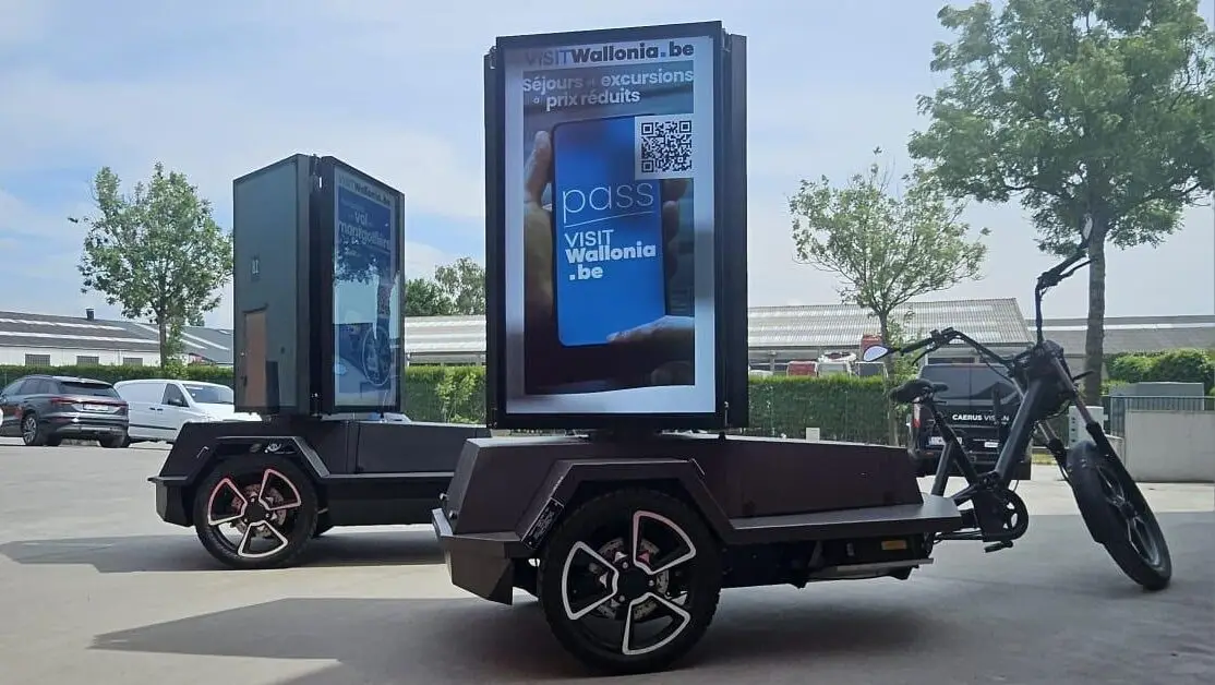 Vélo vidéo Screenbike diffusant une campagne en rue