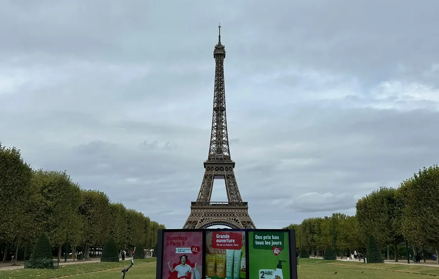 Vélo vidéo devant la tour Eiffel pour l'ouverture de Primaprix