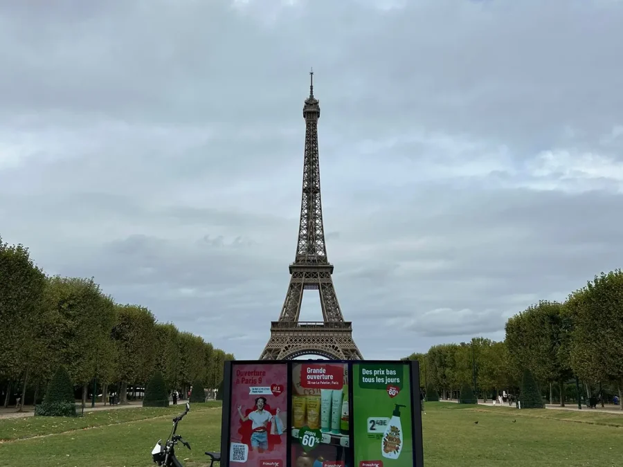Vélo vidéo devant la tour Eiffel pour l'ouverture de Primaprix