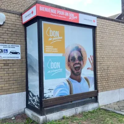 Vitrophanie et enseigne posées pour la Croix-Rouge